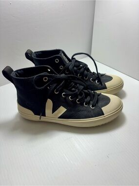 VEJA SHOES.